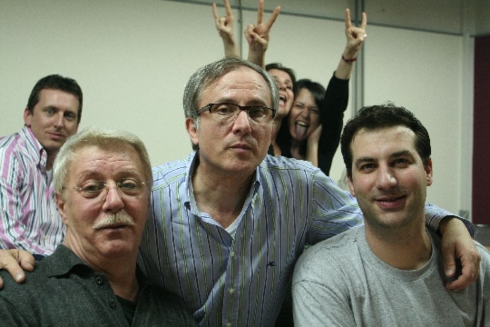 Televizija Vojvodina od 14. novembra emituje humorističko-porodični sitkom zauvek mald u kom igra velika ekipa domaćih glumaca različitih generacija. U osnovi priče je bračni par velikih glumačkih zvezda, slavljenih i hvaljenih na sve strane. U braku su već 30