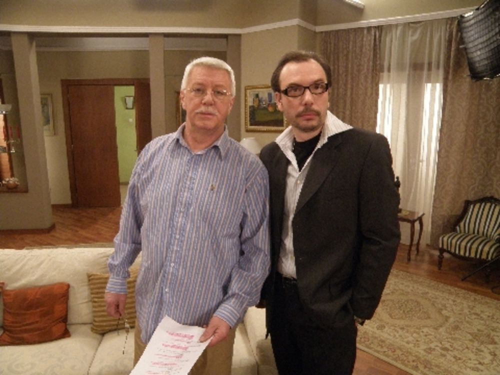 Televizija Vojvodina od 14. novembra emituje humorističko-porodični sitkom zauvek mald u kom igra velika ekipa domaćih glumaca različitih generacija. U osnovi priče je bračni par velikih glumačkih zvezda, slavljenih i hvaljenih na sve strane. U braku su već 30