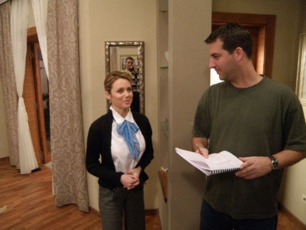 Televizija Vojvodina od 14. novembra emituje humorističko-porodični sitkom zauvek mald u kom igra velika ekipa domaćih glumaca različitih generacija. U osnovi priče je bračni par velikih glumačkih zvezda, slavljenih i hvaljenih na sve strane. U braku su već 30