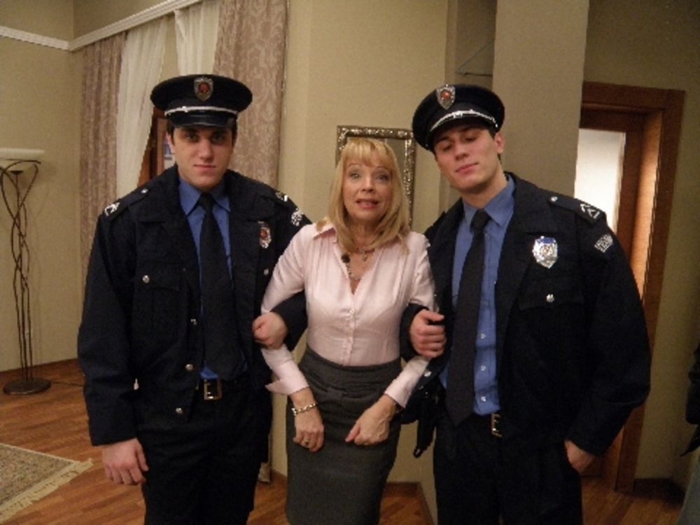 Televizija Vojvodina od 14. novembra emituje humorističko-porodični sitkom zauvek mald u kom igra velika ekipa domaćih glumaca različitih generacija. U osnovi priče je bračni par velikih glumačkih zvezda, slavljenih i hvaljenih na sve strane. U braku su već 30