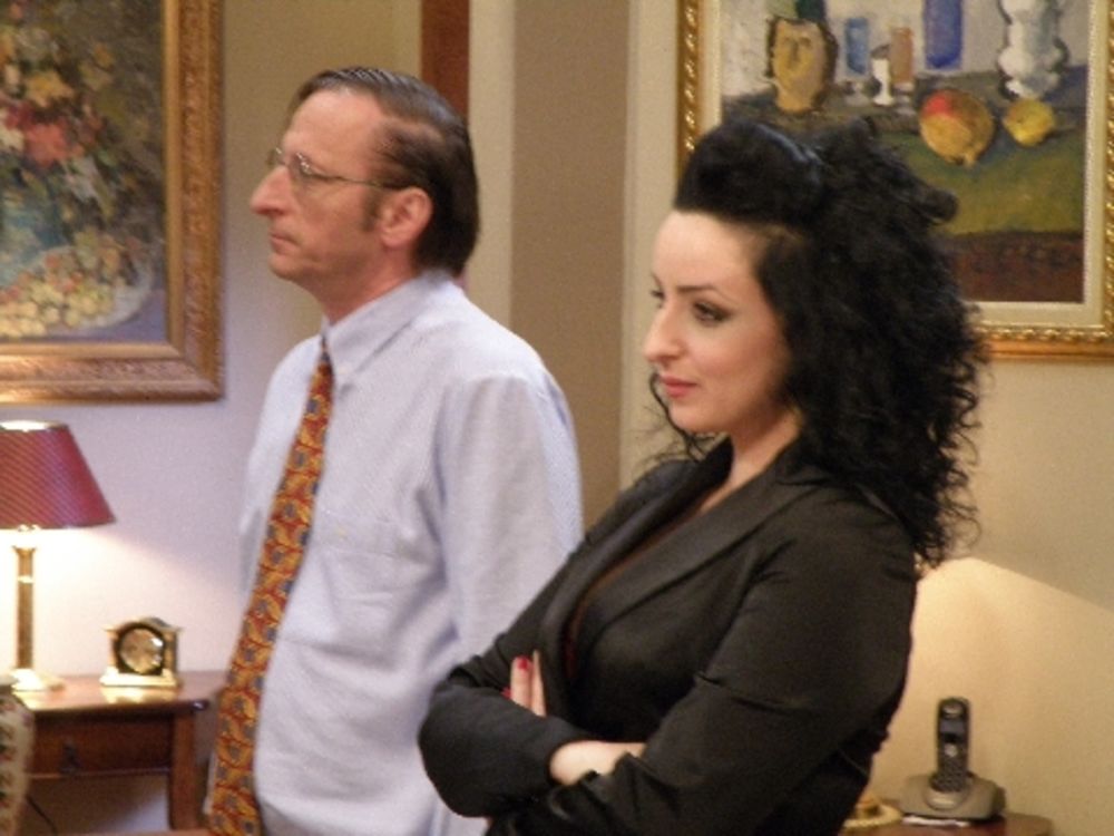 Televizija Vojvodina od 14. novembra emituje humorističko-porodični sitkom zauvek mald u kom igra velika ekipa domaćih glumaca različitih generacija. U osnovi priče je bračni par velikih glumačkih zvezda, slavljenih i hvaljenih na sve strane. U braku su već 30