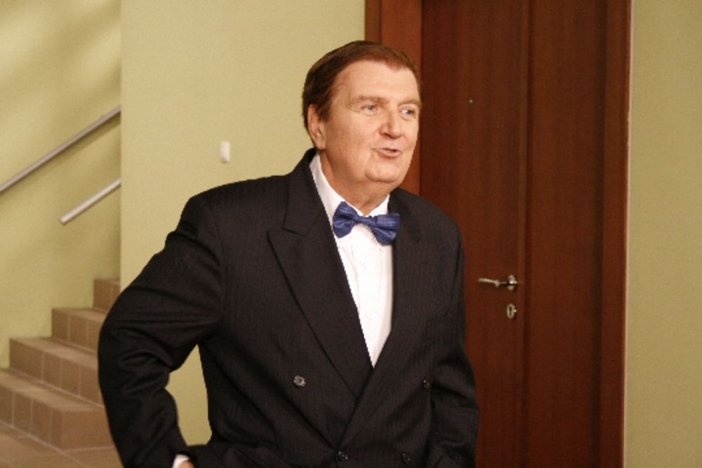 Televizija Vojvodina od 14. novembra emituje humorističko-porodični sitkom zauvek mald u kom igra velika ekipa domaćih glumaca različitih generacija. U osnovi priče je bračni par velikih glumačkih zvezda, slavljenih i hvaljenih na sve strane. U braku su već 30