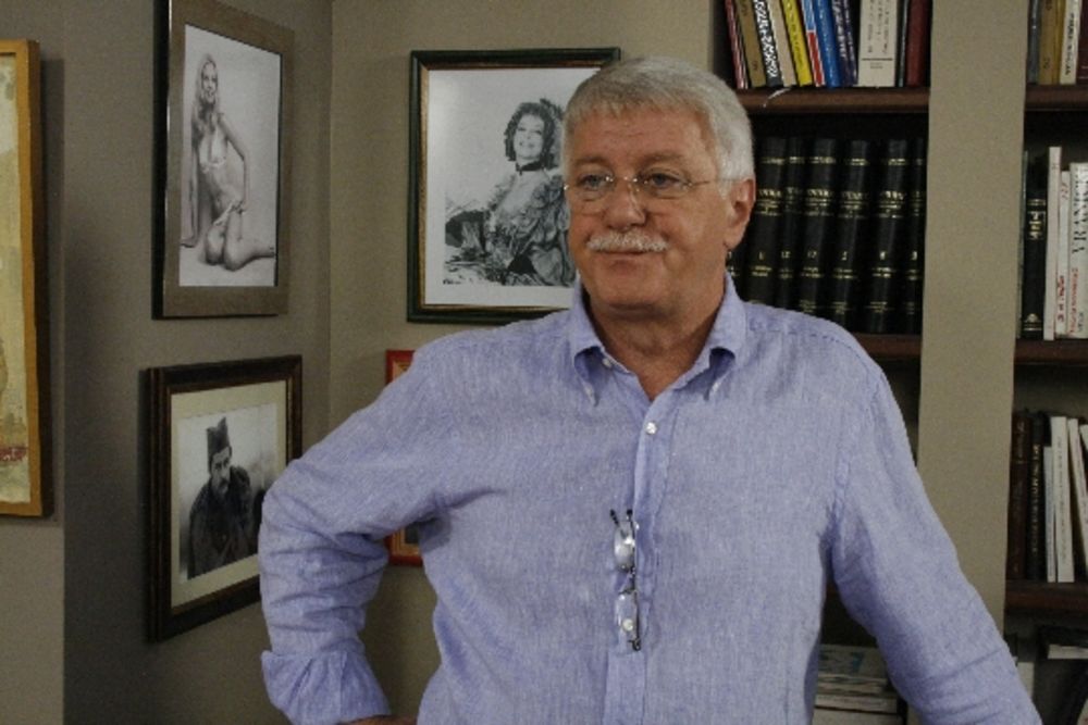 Televizija Vojvodina od 14. novembra emituje humorističko-porodični sitkom zauvek mald u kom igra velika ekipa domaćih glumaca različitih generacija. U osnovi priče je bračni par velikih glumačkih zvezda, slavljenih i hvaljenih na sve strane. U braku su već 30