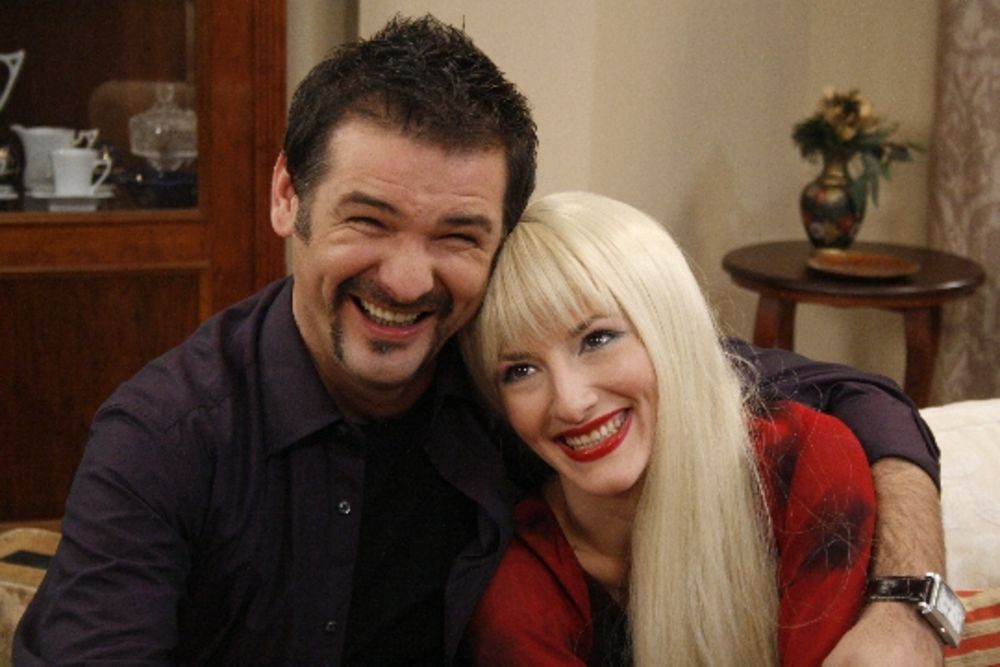 Televizija Vojvodina od 14. novembra emituje humorističko-porodični sitkom zauvek mald u kom igra velika ekipa domaćih glumaca različitih generacija. U osnovi priče je bračni par velikih glumačkih zvezda, slavljenih i hvaljenih na sve strane. U braku su već 30