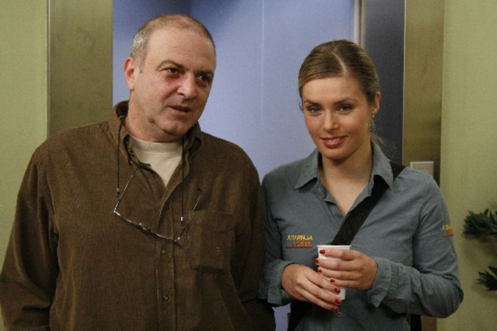 Televizija Vojvodina od 14. novembra emituje humorističko-porodični sitkom zauvek mald u kom igra velika ekipa domaćih glumaca različitih generacija. U osnovi priče je bračni par velikih glumačkih zvezda, slavljenih i hvaljenih na sve strane. U braku su već 30