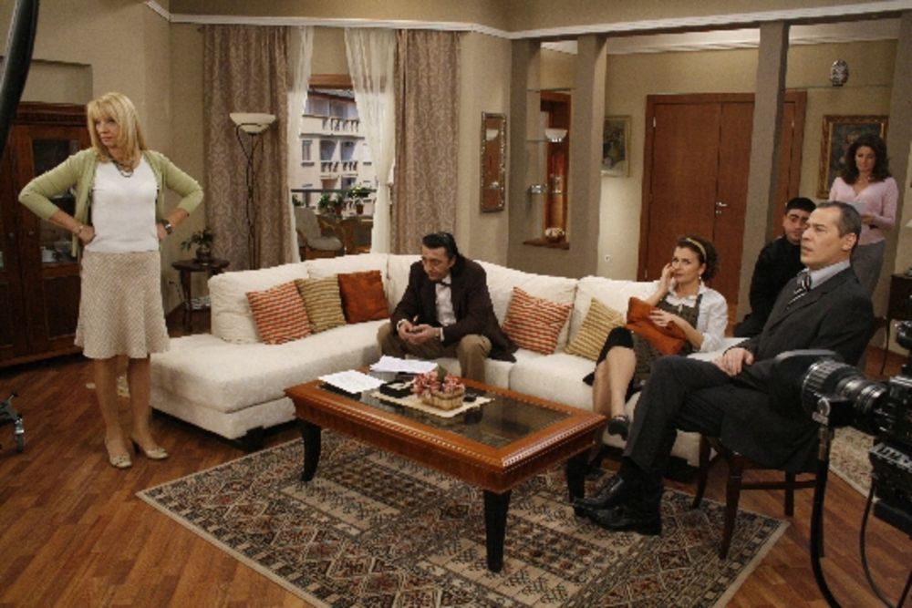 Televizija Vojvodina od 14. novembra emituje humorističko-porodični sitkom zauvek mald u kom igra velika ekipa domaćih glumaca različitih generacija. U osnovi priče je bračni par velikih glumačkih zvezda, slavljenih i hvaljenih na sve strane. U braku su već 30