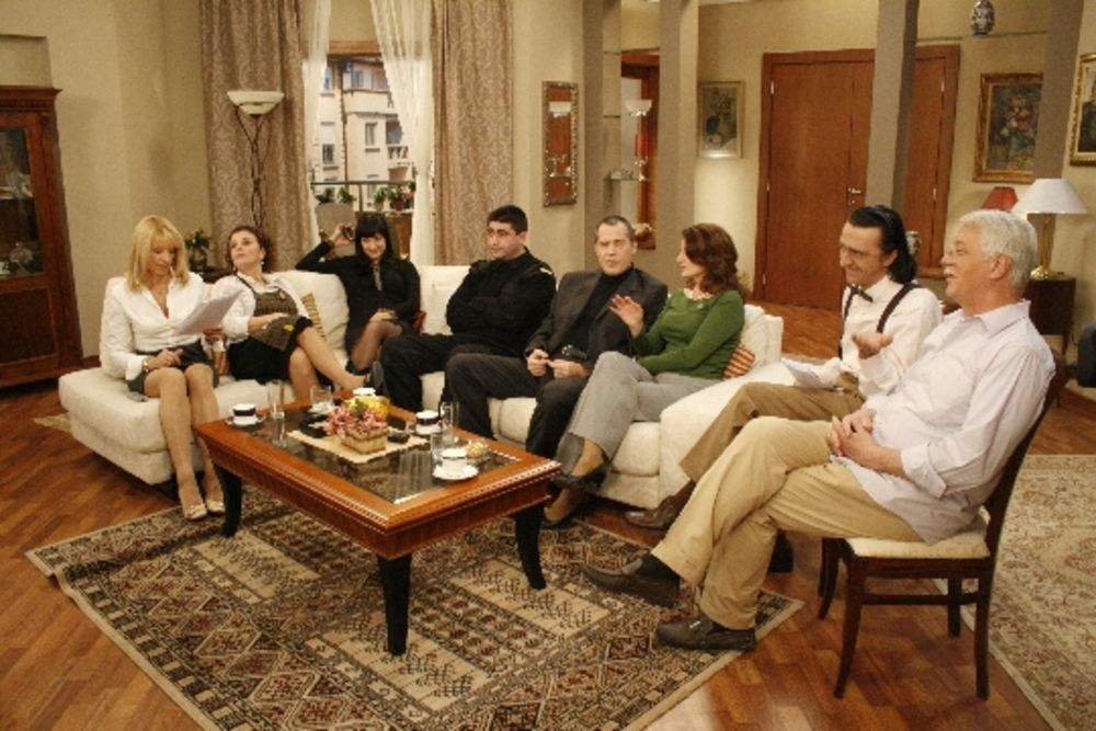 Televizija Vojvodina od 14. novembra emituje humorističko-porodični sitkom zauvek mald u kom igra velika ekipa domaćih glumaca različitih generacija. U osnovi priče je bračni par velikih glumačkih zvezda, slavljenih i hvaljenih na sve strane. U braku su već 30