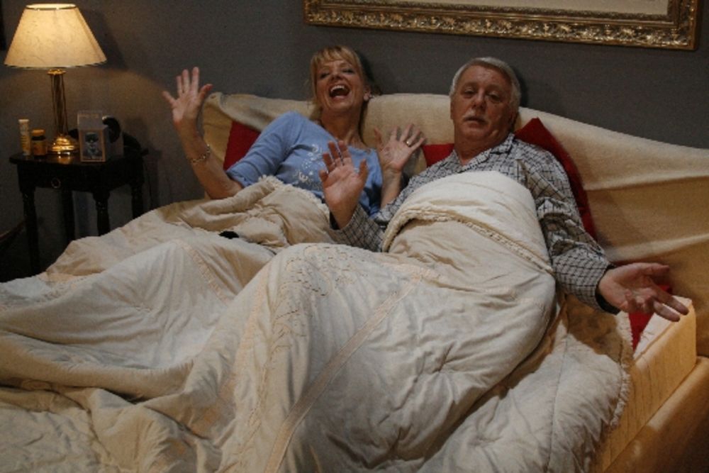 Televizija Vojvodina od 14. novembra emituje humorističko-porodični sitkom zauvek mald u kom igra velika ekipa domaćih glumaca različitih generacija. U osnovi priče je bračni par velikih glumačkih zvezda, slavljenih i hvaljenih na sve strane. U braku su već 30