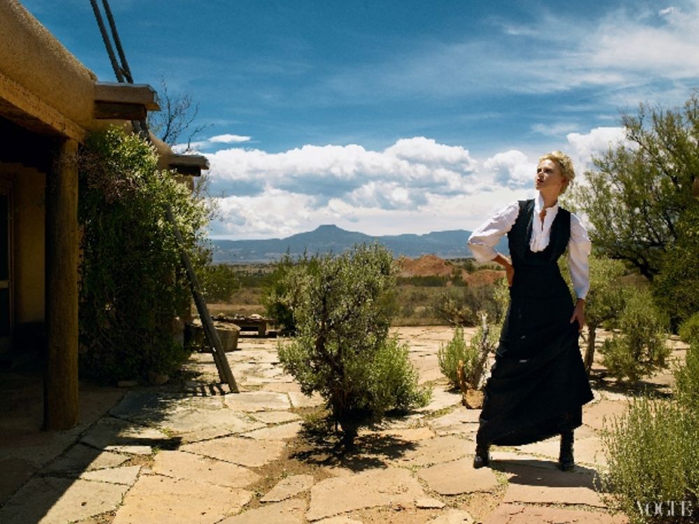 Oskarovka Šarliz Teron do sada je četiri puta osvanula na naslovnici prestižnog modnog magazina Vogue. Nakon kratkotrajne pauze u karijeri i povratka na veliko platnom komedijom Young Adult sve lepša Južnoafrikanka pozirala je legendarnoj Eni Lebovic za još je