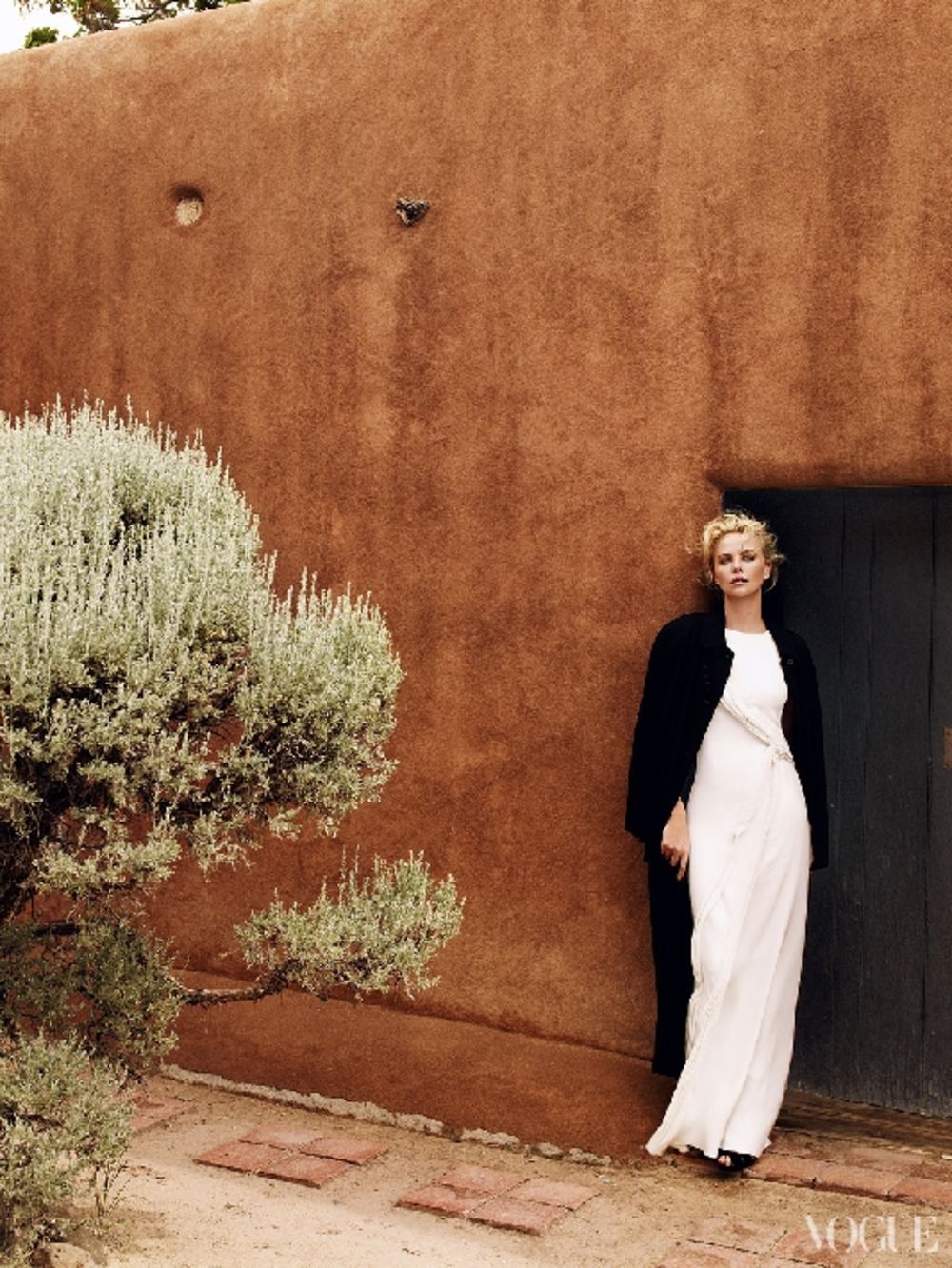 Oskarovka Šarliz Teron do sada je četiri puta osvanula na naslovnici prestižnog modnog magazina Vogue. Nakon kratkotrajne pauze u karijeri i povratka na veliko platnom komedijom Young Adult sve lepša Južnoafrikanka pozirala je legendarnoj Eni Lebovic za još je