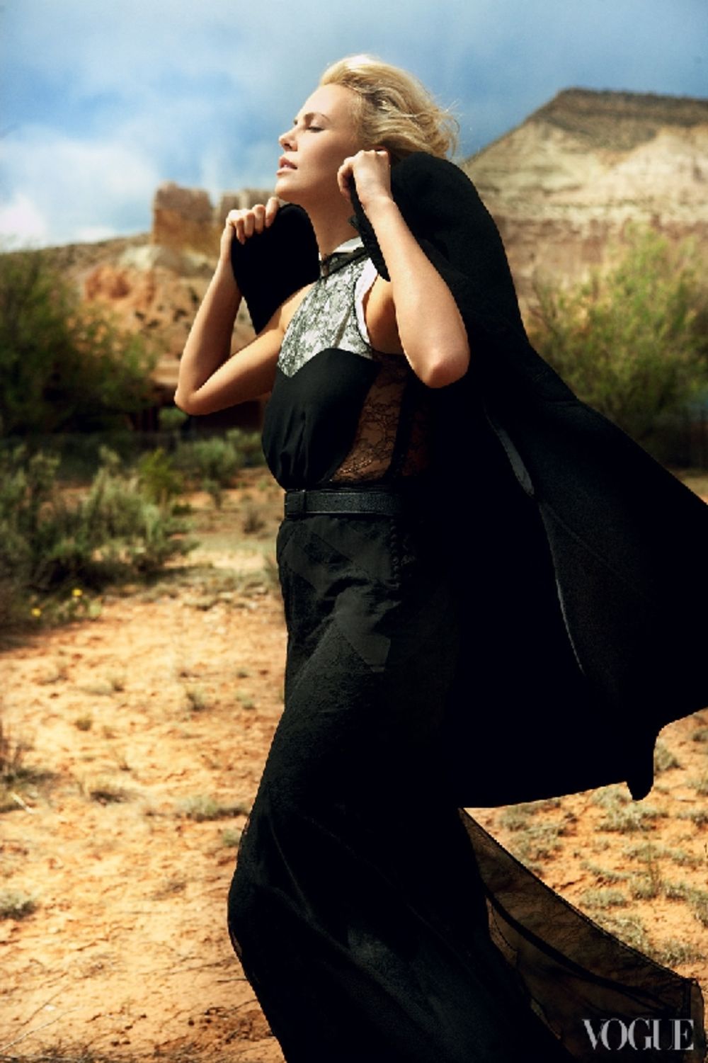 Oskarovka Šarliz Teron do sada je četiri puta osvanula na naslovnici prestižnog modnog magazina Vogue. Nakon kratkotrajne pauze u karijeri i povratka na veliko platnom komedijom Young Adult sve lepša Južnoafrikanka pozirala je legendarnoj Eni Lebovic za još je