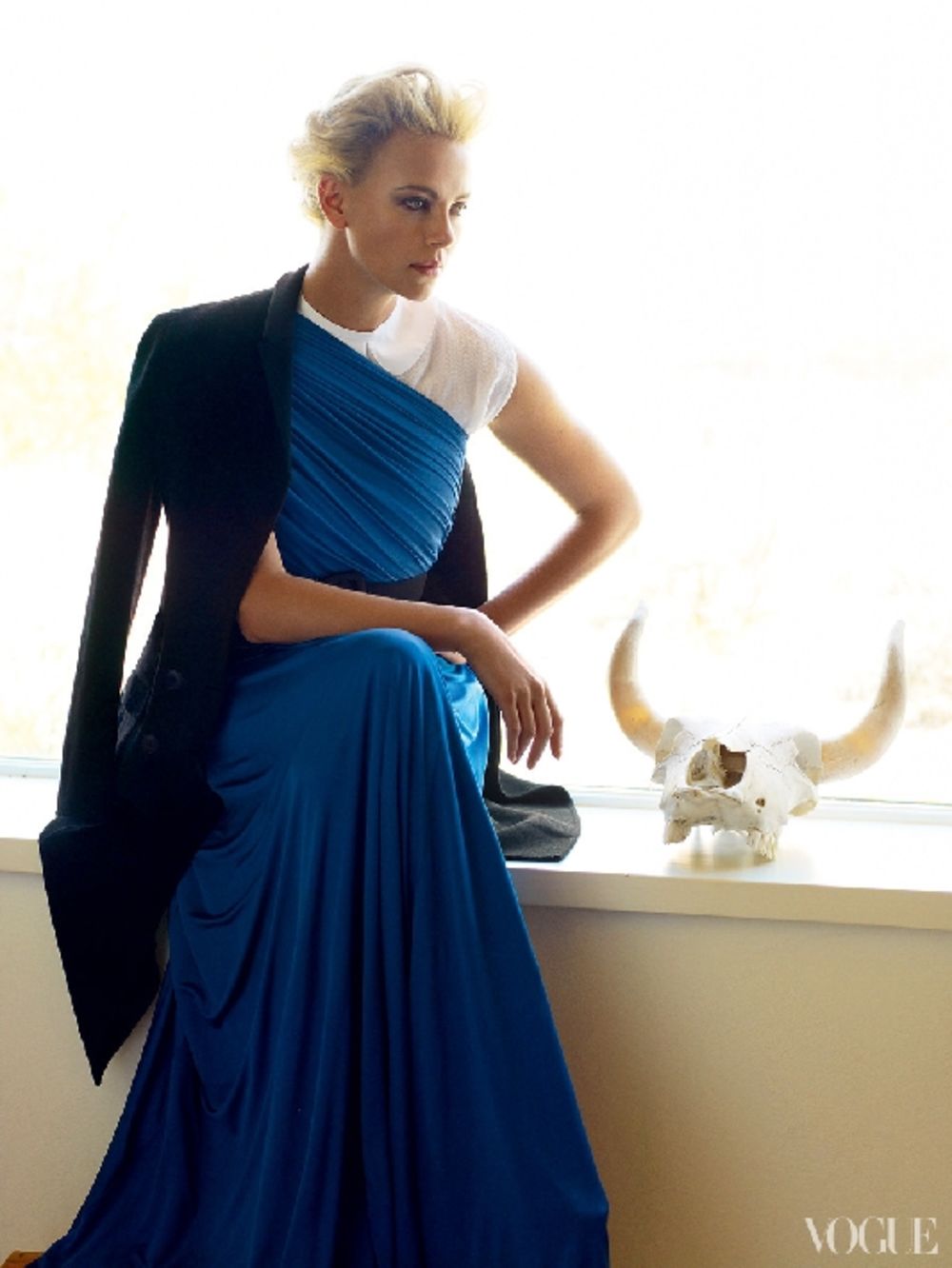 Oskarovka Šarliz Teron do sada je četiri puta osvanula na naslovnici prestižnog modnog magazina Vogue. Nakon kratkotrajne pauze u karijeri i povratka na veliko platnom komedijom Young Adult sve lepša Južnoafrikanka pozirala je legendarnoj Eni Lebovic za još je