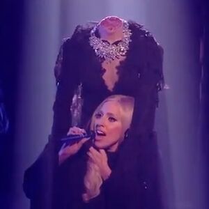 Lejdi Gaga nastupila bez glave (VIDEO)