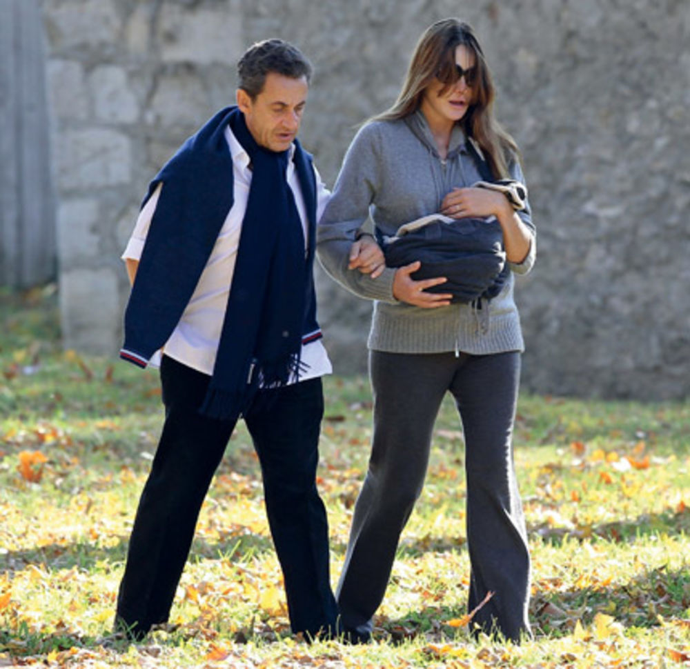 Samo dve nedelje nakon što su postali roditelji devojčice Đulije, francuski predsednik Nikola Sarkozi (55) i njegova supruga Karla Bruni (43) prvi put su prošetali sa svojom ćerkicom.