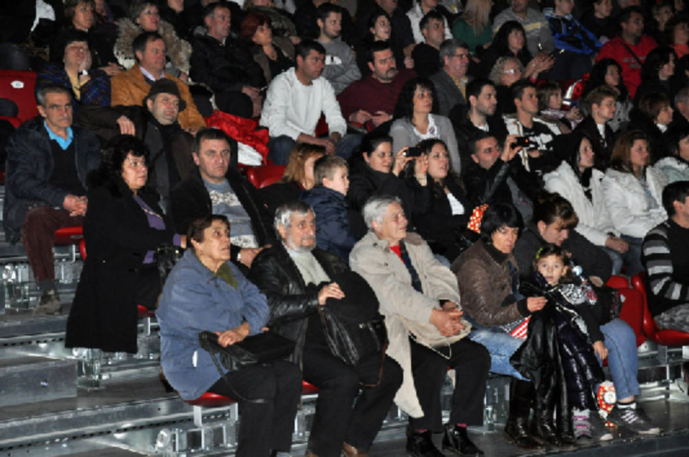Balkanska folk diva Lepa Brena nastupila je pred 20 hiljada bugarskih fanova u dvorani Armez u Sofiji, na koncertu koji je, barem kada je reč o kostimima, atraktivnim momentima i repertoaru bio replika onog iz oktobra, održanom u Beogradskoj areni