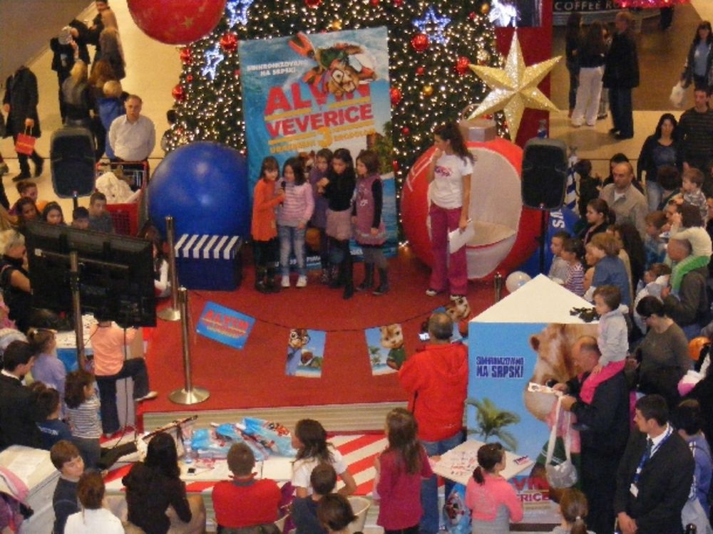 U nedelju 4. decembra u prizemlju Ušće Shopping Centra održane su dečije karaoke povodom premijere trećeg dela filma o popularnim vevericama - muzičkim zvezdama Alvin i veverice 3: urnebesni brodolom. Deca uzrasta od 5 do 12 godina pevala su dečije pesme i hit