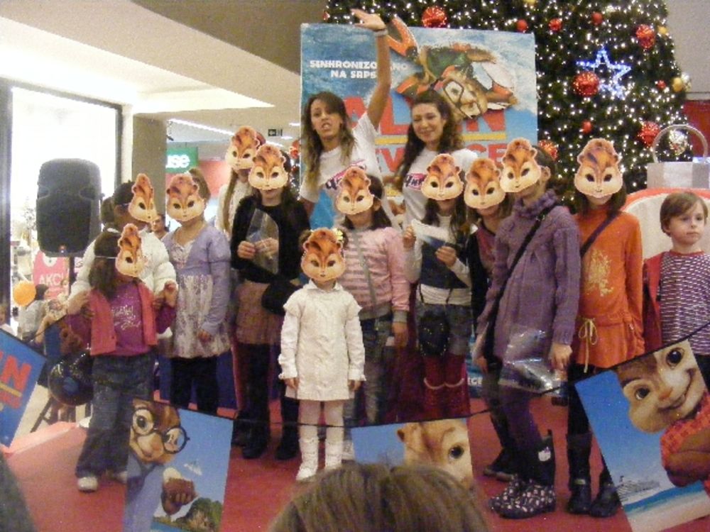 U nedelju 4. decembra u prizemlju Ušće Shopping Centra održane su dečije karaoke povodom premijere trećeg dela filma o popularnim vevericama - muzičkim zvezdama Alvin i veverice 3: urnebesni brodolom. Deca uzrasta od 5 do 12 godina pevala su dečije pesme i hit