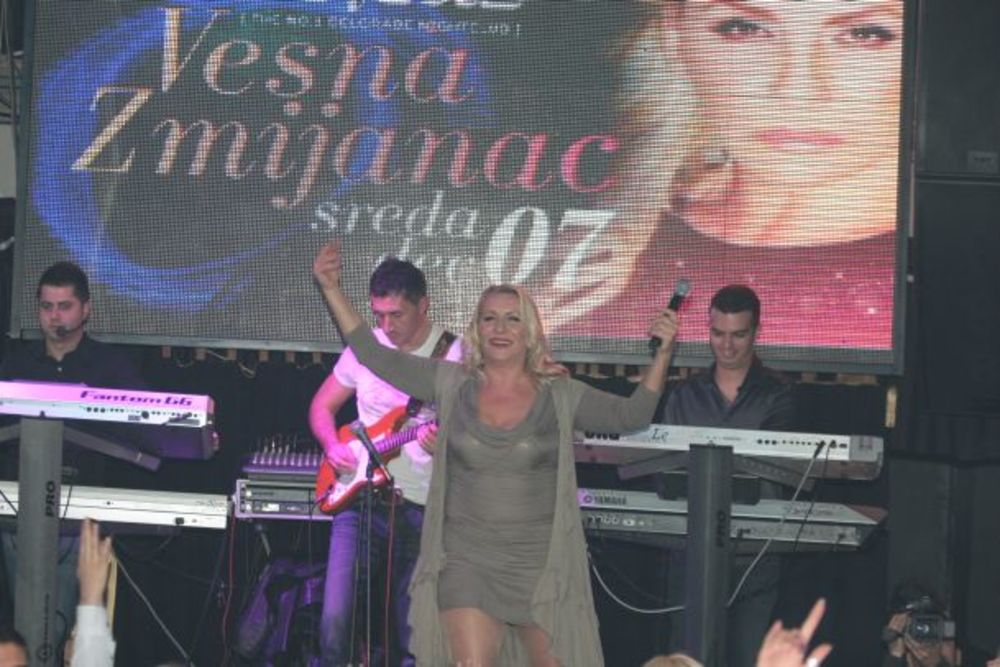 Legendarna pevačica Vesna Zmijanac održala je sinoć još jedan u nizu spektakularnih nastupa na koje su posetioci popularnog prestoničkog kluba Magacin navikli. Izvodeći mnogobrojne hitove koji su obeležili njenu uspešnu karijeru, Vesna je već sa prvim taktovim