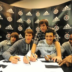 Fudbaleri Partizana potpisivali dresove u adidas radnji