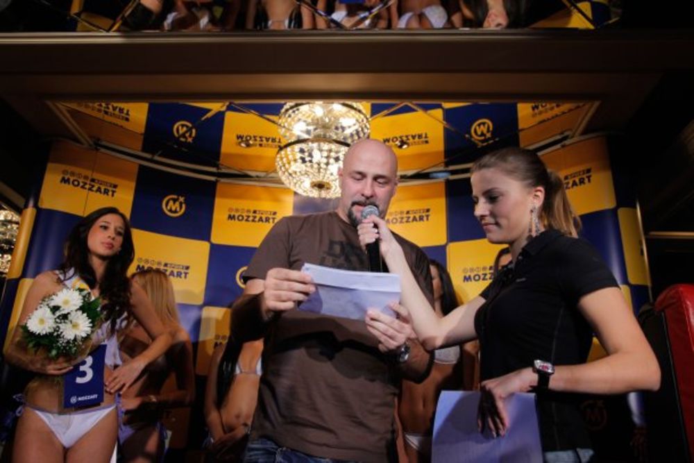 U popularnom prestoničkom klubu „Mr. Stefan Braun“ održalo se takmičenje Miss Mozzart Sport za 2012. godinu i laskavu titulu ponela je Dea Tošić, dvadestjednogodišnja brineta. Članovi žirija Cvija i Gru, popularni reperi, Andrej Ilić, muzičar, Isidora Stančić,