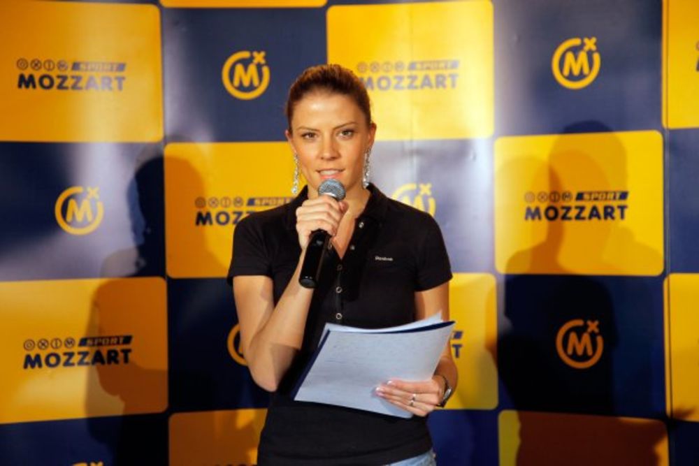 U popularnom prestoničkom klubu &bdquo;Mr. Stefan Braun&ldquo; održalo se takmičenje Miss Mozzart Sport za 2012. godinu i laskavu titulu ponela je Dea Tošić, dvadestjednogodišnja brineta. Članovi žirija Cvija i Gru, popularni reperi, Andrej Ilić, muzičar, Isidora Stančić,