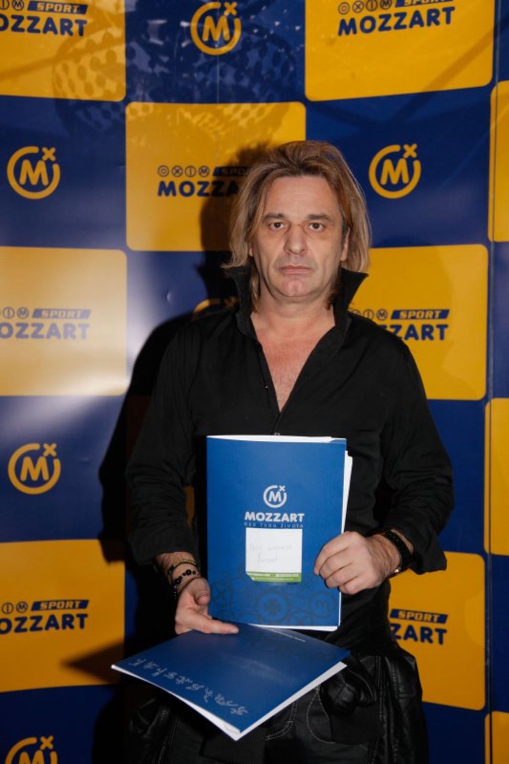 U popularnom prestoničkom klubu &bdquo;Mr. Stefan Braun&ldquo; održalo se takmičenje Miss Mozzart Sport za 2012. godinu i laskavu titulu ponela je Dea Tošić, dvadestjednogodišnja brineta. Članovi žirija Cvija i Gru, popularni reperi, Andrej Ilić, muzičar, Isidora Stančić,