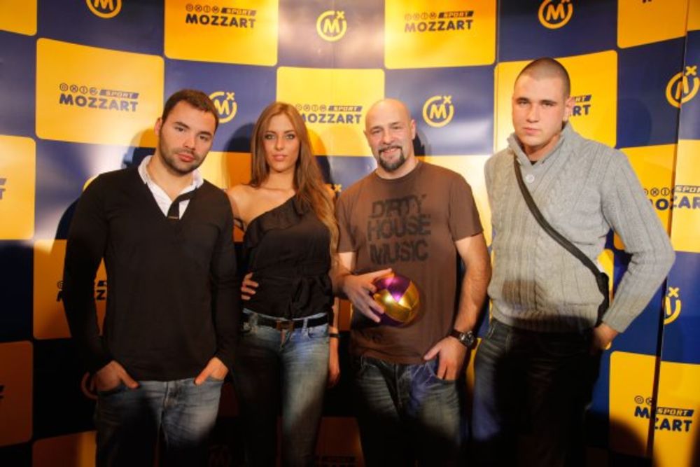 U popularnom prestoničkom klubu &bdquo;Mr. Stefan Braun&ldquo; održalo se takmičenje Miss Mozzart Sport za 2012. godinu i laskavu titulu ponela je Dea Tošić, dvadestjednogodišnja brineta. Članovi žirija Cvija i Gru, popularni reperi, Andrej Ilić, muzičar, Isidora Stančić,