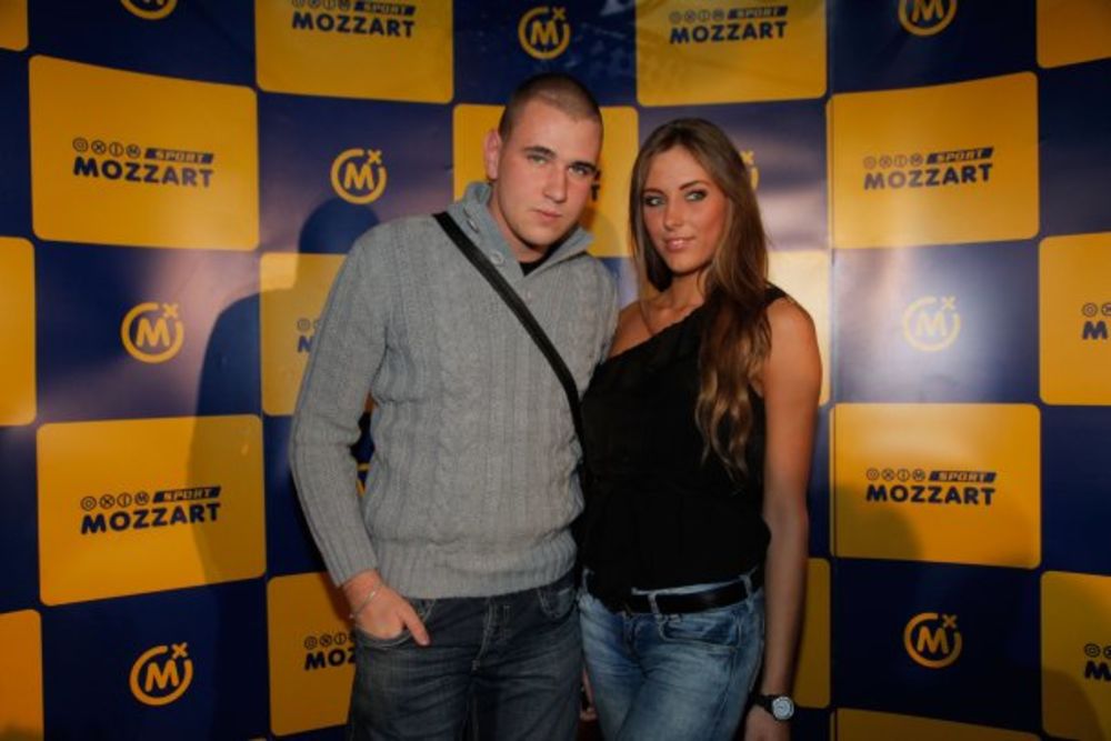 U popularnom prestoničkom klubu &bdquo;Mr. Stefan Braun&ldquo; održalo se takmičenje Miss Mozzart Sport za 2012. godinu i laskavu titulu ponela je Dea Tošić, dvadestjednogodišnja brineta. Članovi žirija Cvija i Gru, popularni reperi, Andrej Ilić, muzičar, Isidora Stančić,