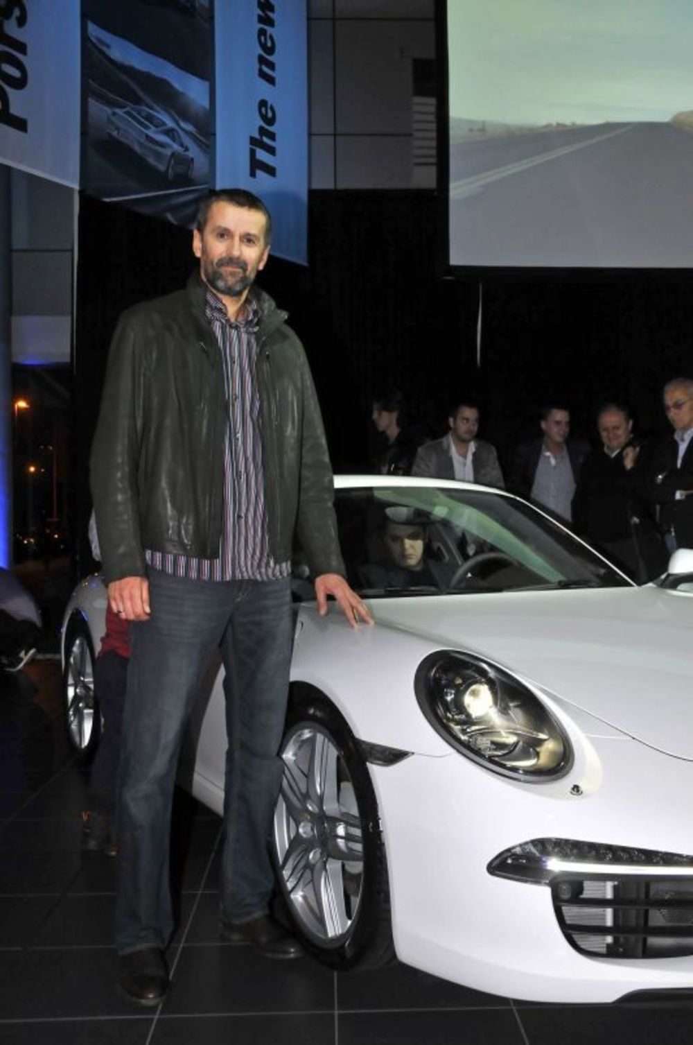 U Poršeovom centru kod Ade mnogobrojnim zvanicama predstavljen je najnoviji model legendarnog sportskog automobila – Porše Karera 911 S za 2012. godinu. Izuzetno bogat istorijat ovog vrhunskog dostignuća automobilske industrije predstavili su poznata voditeljk