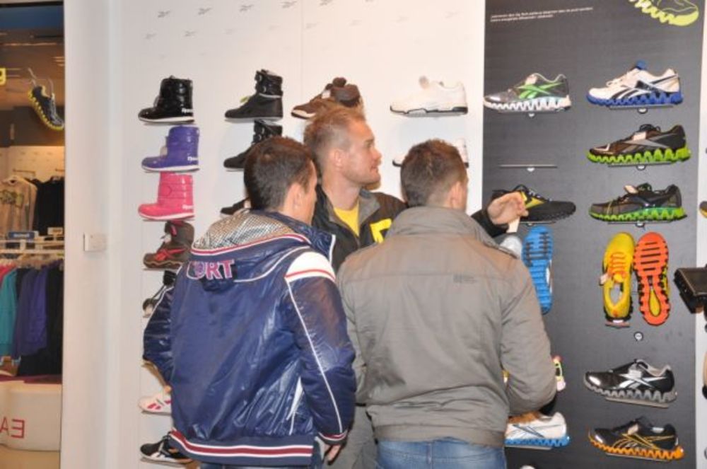 Dizajnerka Katarina Vučetić, voditeljka Marina Kotevski i muzičar Bane Lalić iz grupe MVP, našli su se u nesvakidašnjoj ulozi šoping savetnika u Reebok radnji u TC Ušće. Kao Reebok ambasadori zainteresovanim kupcima pomogli su da odaberu savršenu Reebok kombin