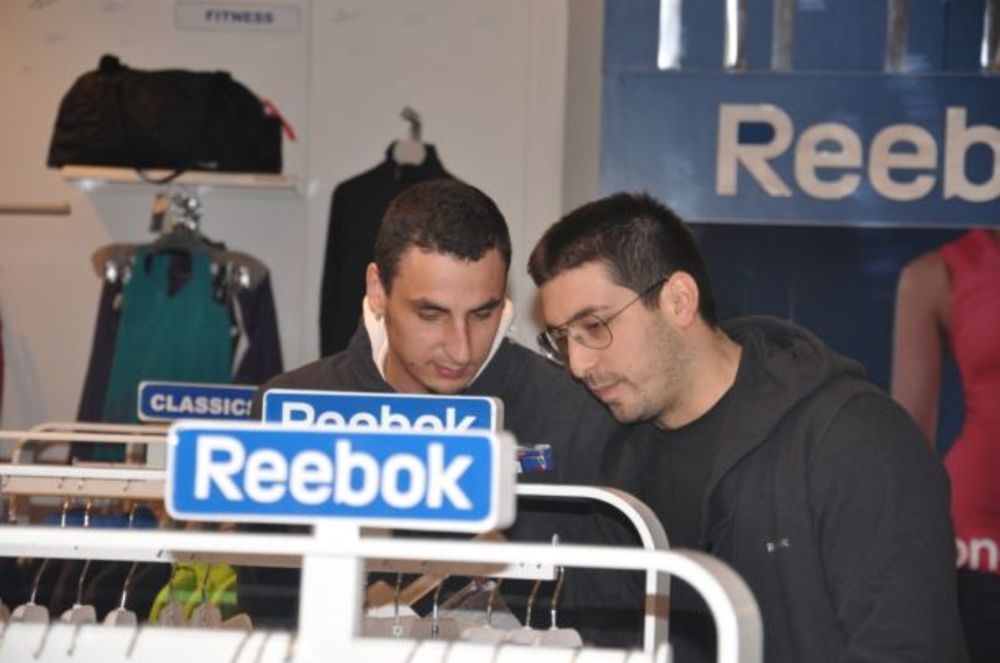 Dizajnerka Katarina Vučetić, voditeljka Marina Kotevski i muzičar Bane Lalić iz grupe MVP, našli su se u nesvakidašnjoj ulozi šoping savetnika u Reebok radnji u TC Ušće. Kao Reebok ambasadori zainteresovanim kupcima pomogli su da odaberu savršenu Reebok kombin