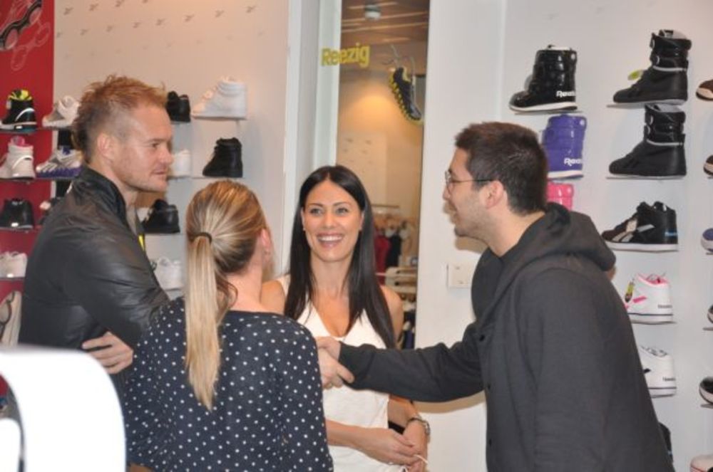 Dizajnerka Katarina Vučetić, voditeljka Marina Kotevski i muzičar Bane Lalić iz grupe MVP, našli su se u nesvakidašnjoj ulozi šoping savetnika u Reebok radnji u TC Ušće. Kao Reebok ambasadori zainteresovanim kupcima pomogli su da odaberu savršenu Reebok kombin