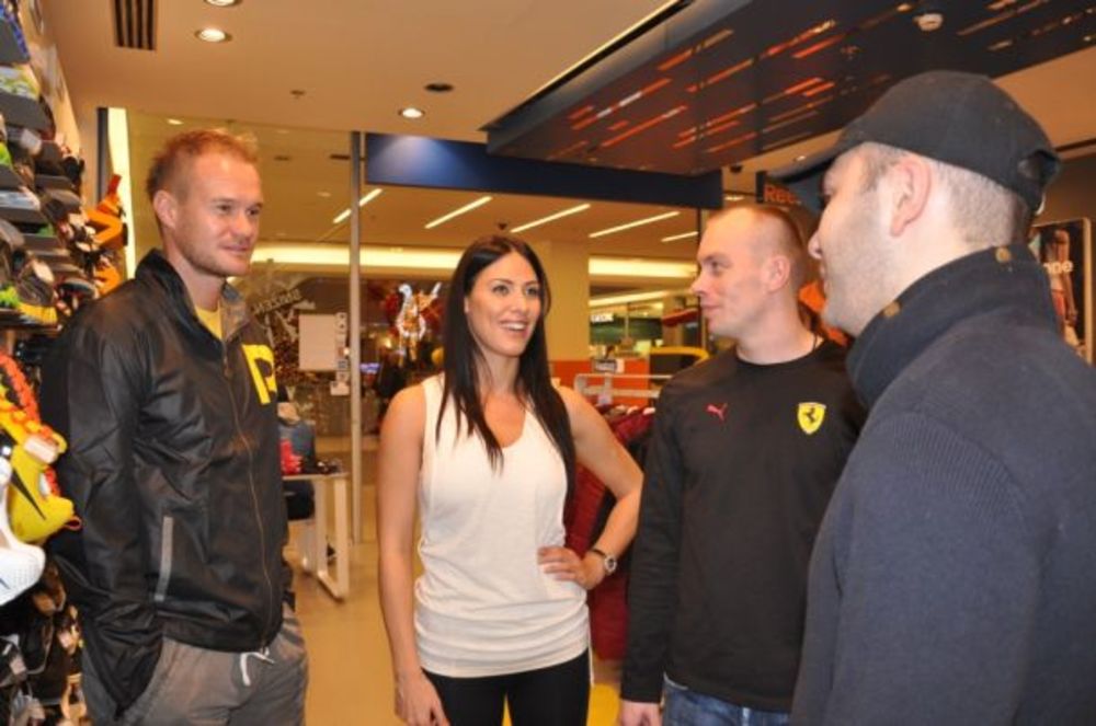 Dizajnerka Katarina Vučetić, voditeljka Marina Kotevski i muzičar Bane Lalić iz grupe MVP, našli su se u nesvakidašnjoj ulozi šoping savetnika u Reebok radnji u TC Ušće. Kao Reebok ambasadori zainteresovanim kupcima pomogli su da odaberu savršenu Reebok kombin