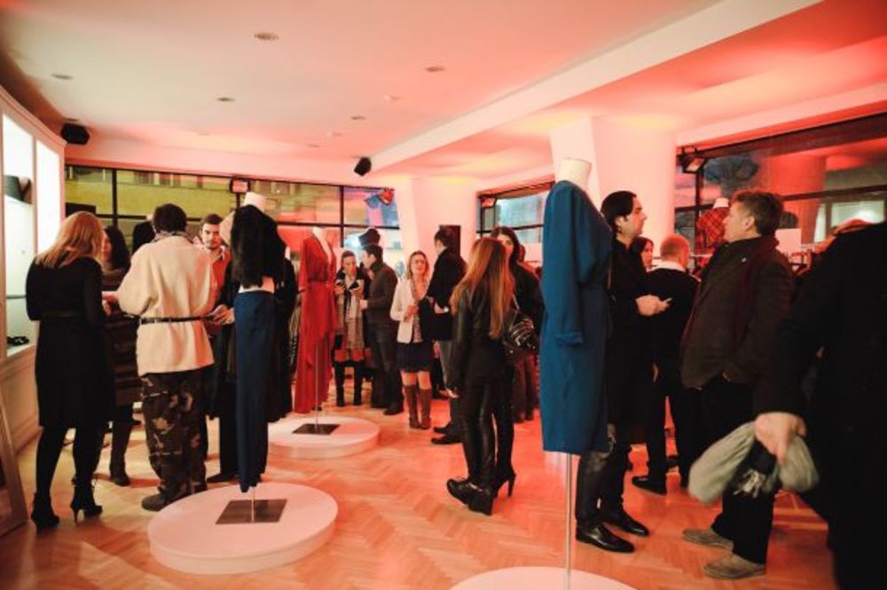 Mlada modna dizajnerka Ines Janković predstavila je u sredu u prelepom ambijentu beogradske koncept radnje Pierre Premier  najnoviji katalog za svoju poslednju kolekciju Amazon Attitude, koju je inače prikazala na poslednjoj nedelji mode. Ovoj promociji prisus