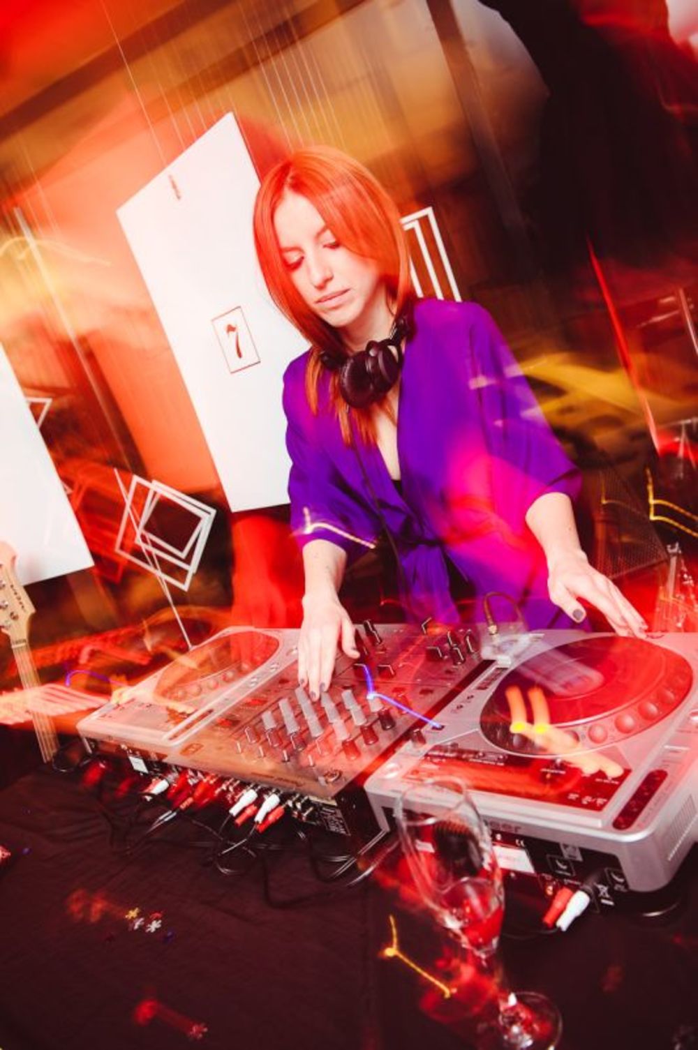 Mlada modna dizajnerka Ines Janković predstavila je u sredu u prelepom ambijentu beogradske koncept radnje Pierre Premier  najnoviji katalog za svoju poslednju kolekciju Amazon Attitude, koju je inače prikazala na poslednjoj nedelji mode. Ovoj promociji prisus