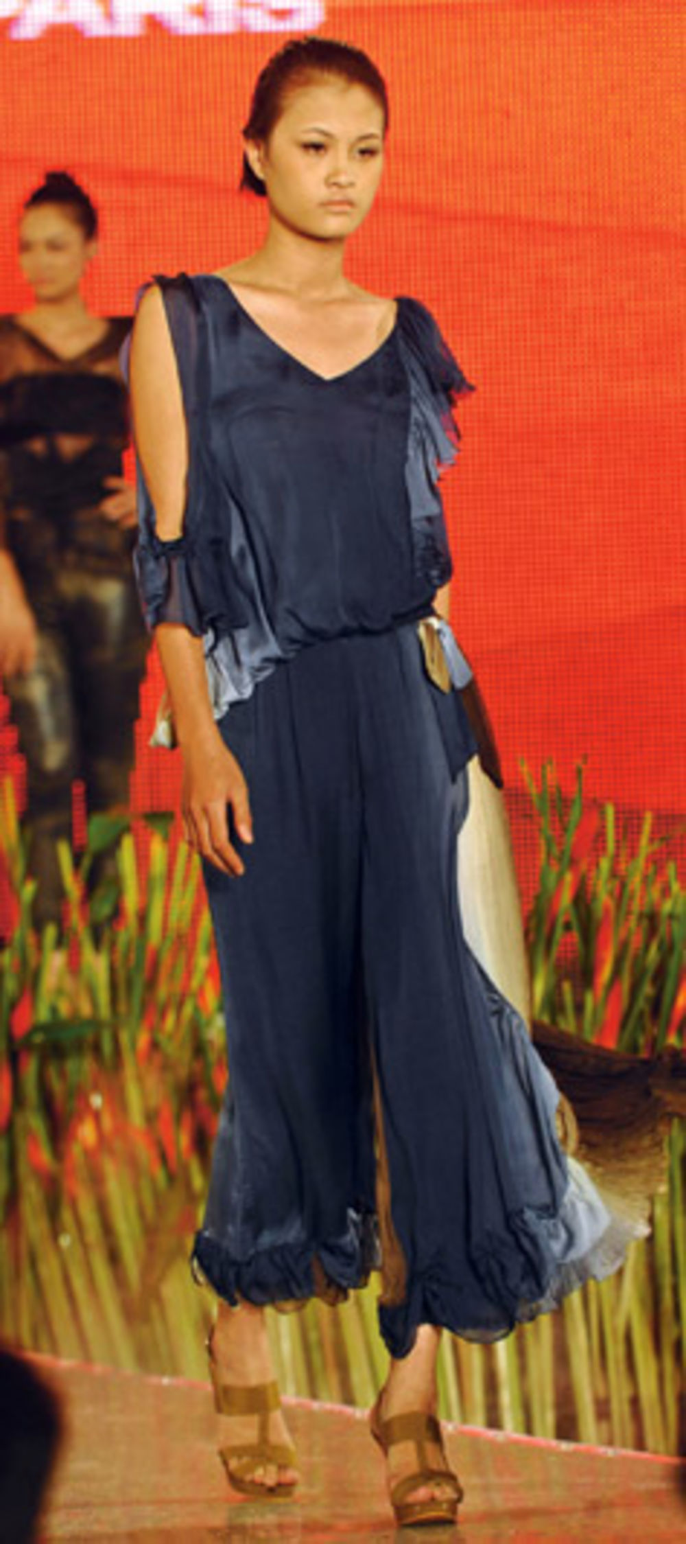 Vedre i vesele boje obeležile su poslednju Nedelju mode u 2011. u Vijetnamu, a na njoj je određen i trend za buduće tople dane - šareni deseni i asesoari od cveća.