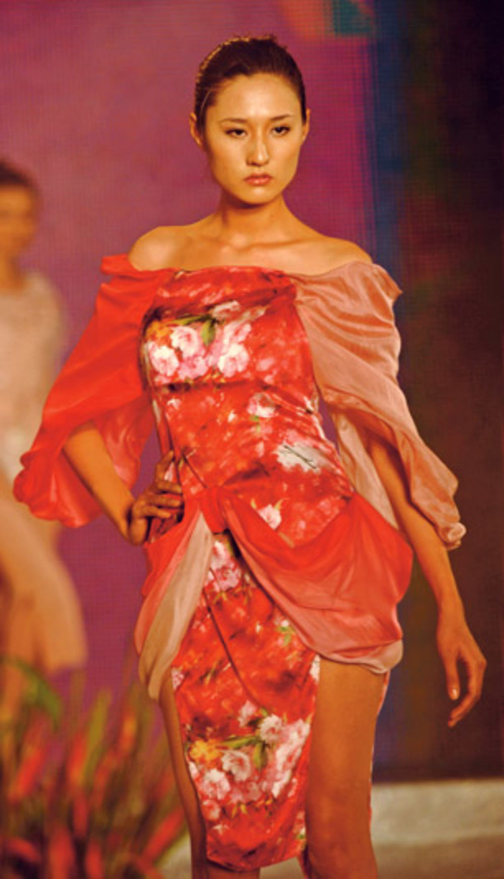 Vedre i vesele boje obeležile su poslednju Nedelju mode u 2011. u Vijetnamu, a na njoj je određen i trend za buduće tople dane - šareni deseni i asesoari od cveća.