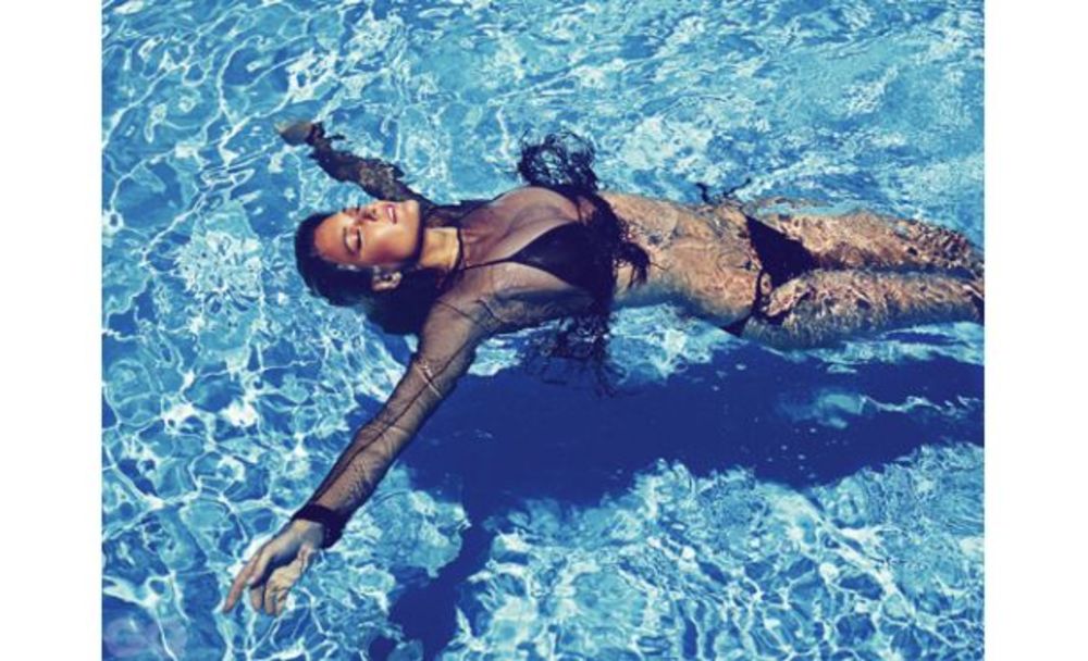 Bivša devojka Leonarda di Kaprija lepa manekenka Bar Rafaeli nedavno u izazovnom izdanju krasila modni editorijal napravljen za magazin GQ. Izraelska lepotica fotografisala se na bazenu, pozirajući u modern dizajniranim kupaćim kostimima.