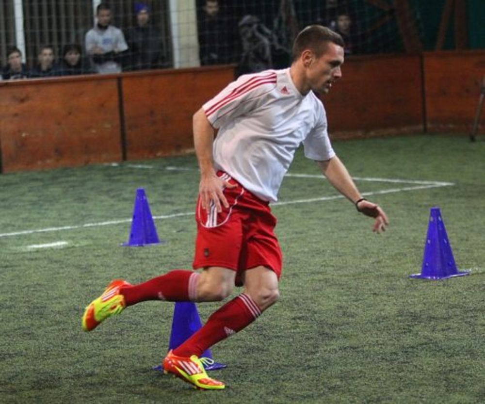 Na terenima FK Brodarac adidas je predstavio pametnu kopačku, adizero f50. Popularni prvotimci Crvene Zvezde, Marko Vešović i Darko Lazović, demonstrirali su prednosti f50 kopačke i tako pokazali da su sa pravom odabrani da budu ambasadori pametnog fudbala u S