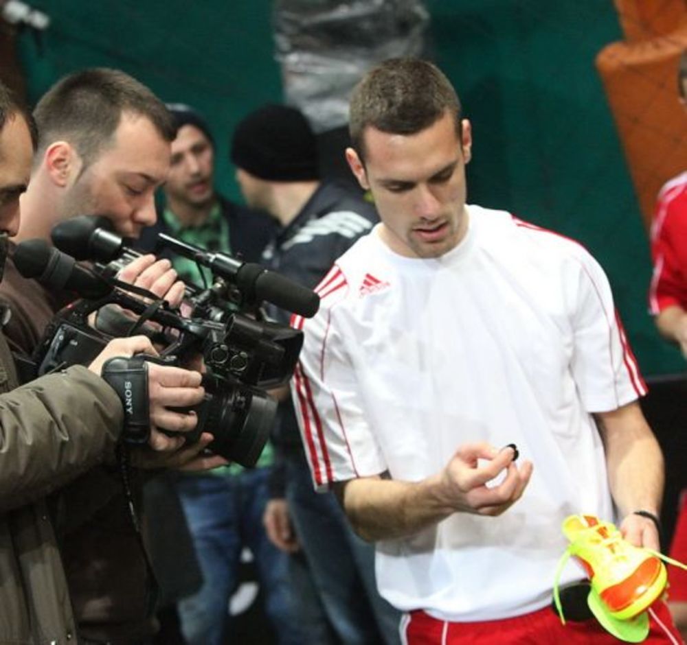 Na terenima FK Brodarac adidas je predstavio pametnu kopačku, adizero f50. Popularni prvotimci Crvene Zvezde, Marko Vešović i Darko Lazović, demonstrirali su prednosti f50 kopačke i tako pokazali da su sa pravom odabrani da budu ambasadori pametnog fudbala u S