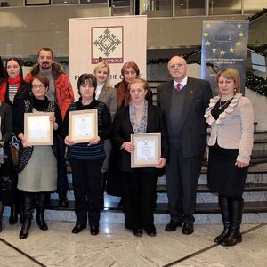 Dodeljene nagrade u okviru žirirane izložbe rukotvorina 100 žena – 100 minijatura