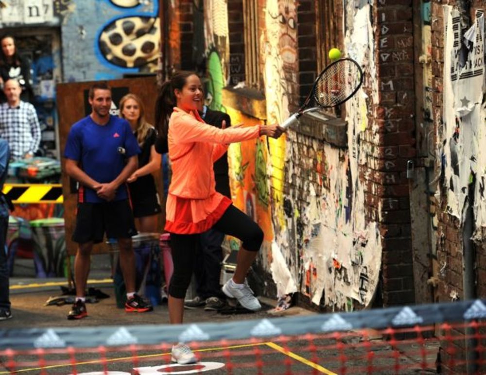 U susret otvorenom prvenstvu Australije u tenisu, Adidas je organizovao interesantan teniski meč u gradskom prolazu iscrtanom grafitima u Melburnu. U ovom nesvakidašnjem stické tenis nadmetanju, učestvovali su popularni teniseri Ana Ivanović, Karolina Voznjack
