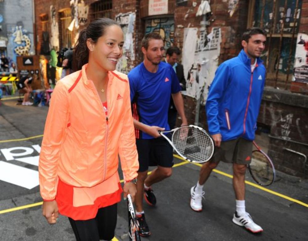 U susret otvorenom prvenstvu Australije u tenisu, Adidas je organizovao interesantan teniski meč u gradskom prolazu iscrtanom grafitima u Melburnu. U ovom nesvakidašnjem stické tenis nadmetanju, učestvovali su popularni teniseri Ana Ivanović, Karolina Voznjack