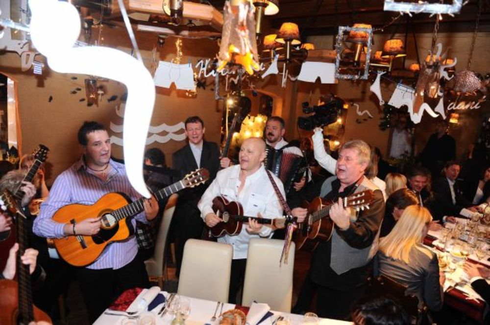 Tradicionalni dani hvara u restoranu Šaran koji se održavaju već osam godina u Beogradu, počeli su 23. januara i trajaće do 12 februara. Prisutni gosti imali su priliku da uživaju u specijalitetima sa Hvara koje je za njih pripremio gost - domaćin restoran Kod