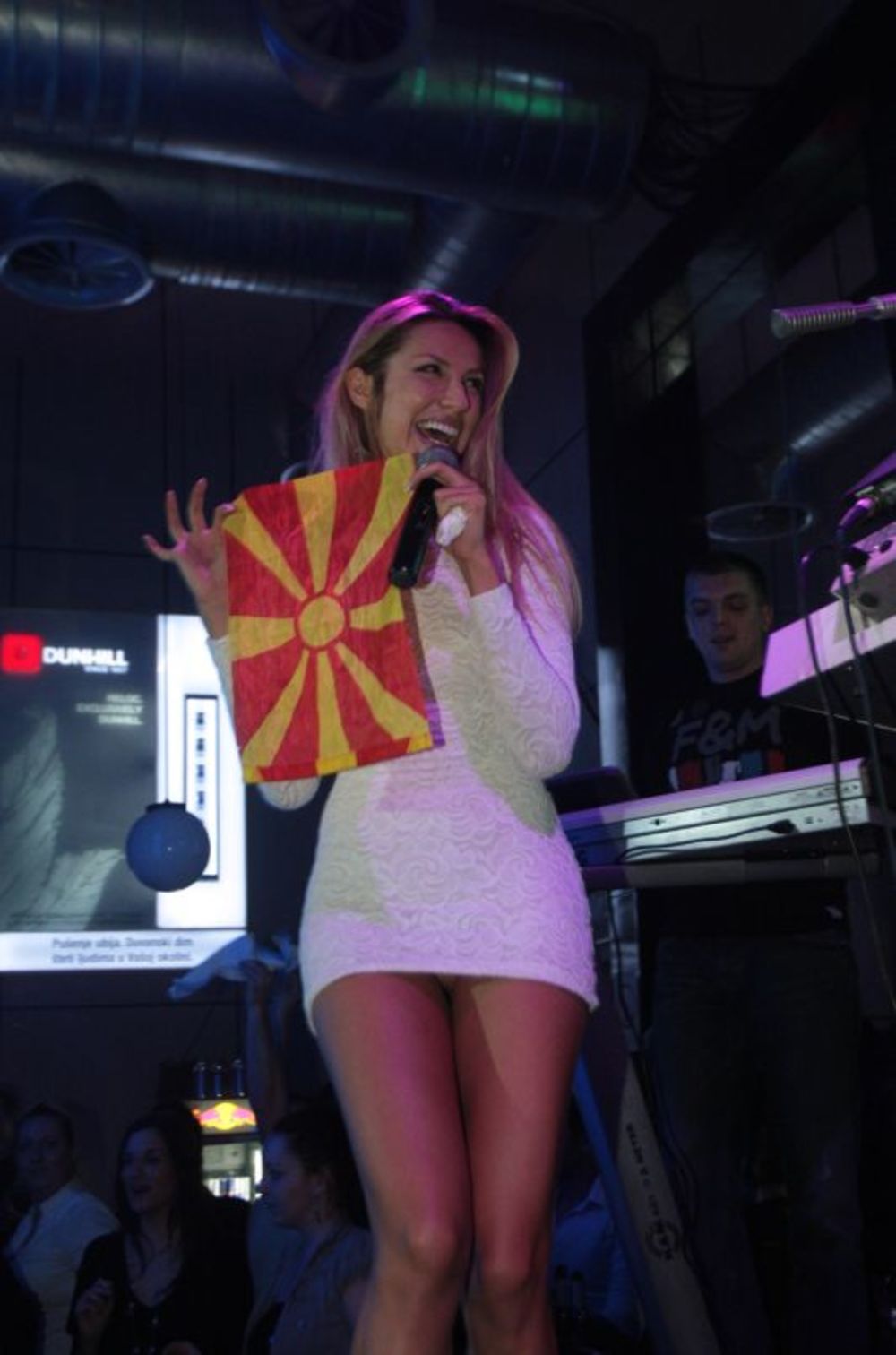 Folk pevačica Rada Manojlović nastupila je sinoć prvi put u popularnom prestoničkom klubu Magacin, napravivši odličnu atmosferu. Atraktivna Zvezda Granda nastup je započela svojim hitom Nikada više, a nastavila pesmom sa novog albuma Marakana. Nizale su se pes