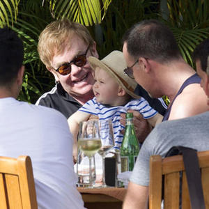 Elton Džon: Sa sinom na plaži