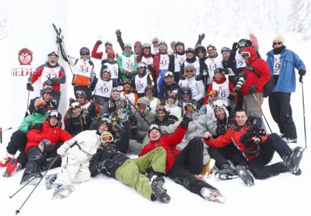 Posle više od trideset godina obilaska raznih svetskih skijališta Međedi su odlučili da vide ko je među njima najbrži i organizovali su prvu veleslalom trku za Zlatnog Međeda na Kopaoniku od 28. do 31. januara. Za ovu priliku došli su članovi sa svih strana sv