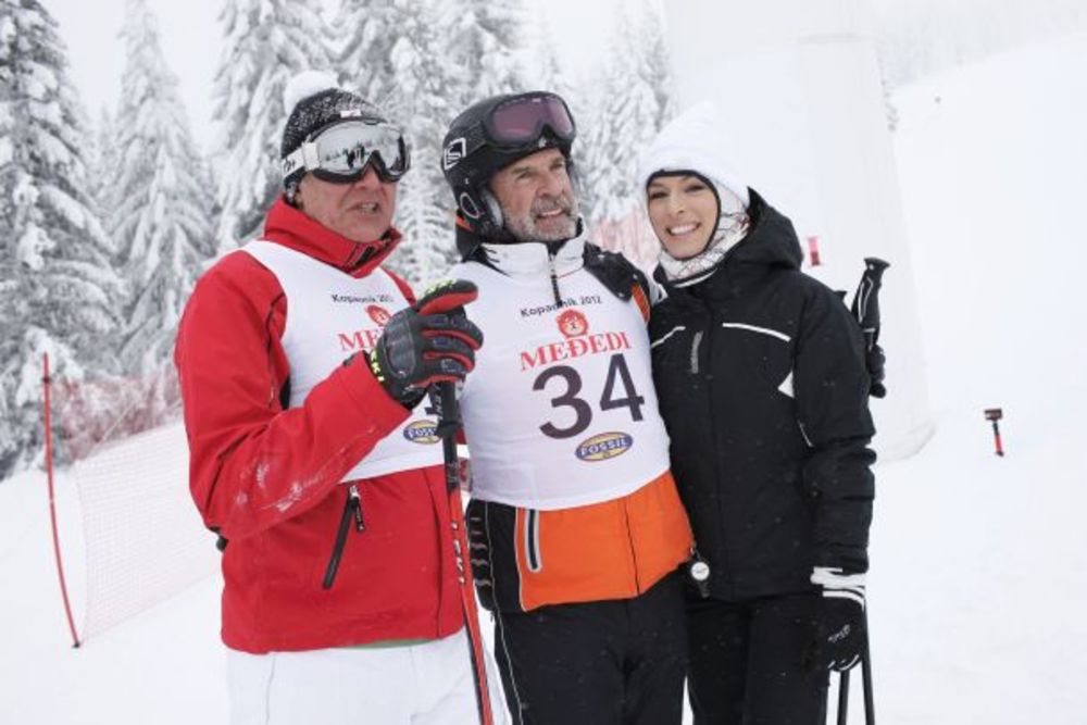 Posle više od trideset godina obilaska raznih svetskih skijališta Međedi su odlučili da vide ko je među njima najbrži i organizovali su prvu veleslalom trku za Zlatnog Međeda na Kopaoniku od 28. do 31. januara. Za ovu priliku došli su članovi sa svih strana sv