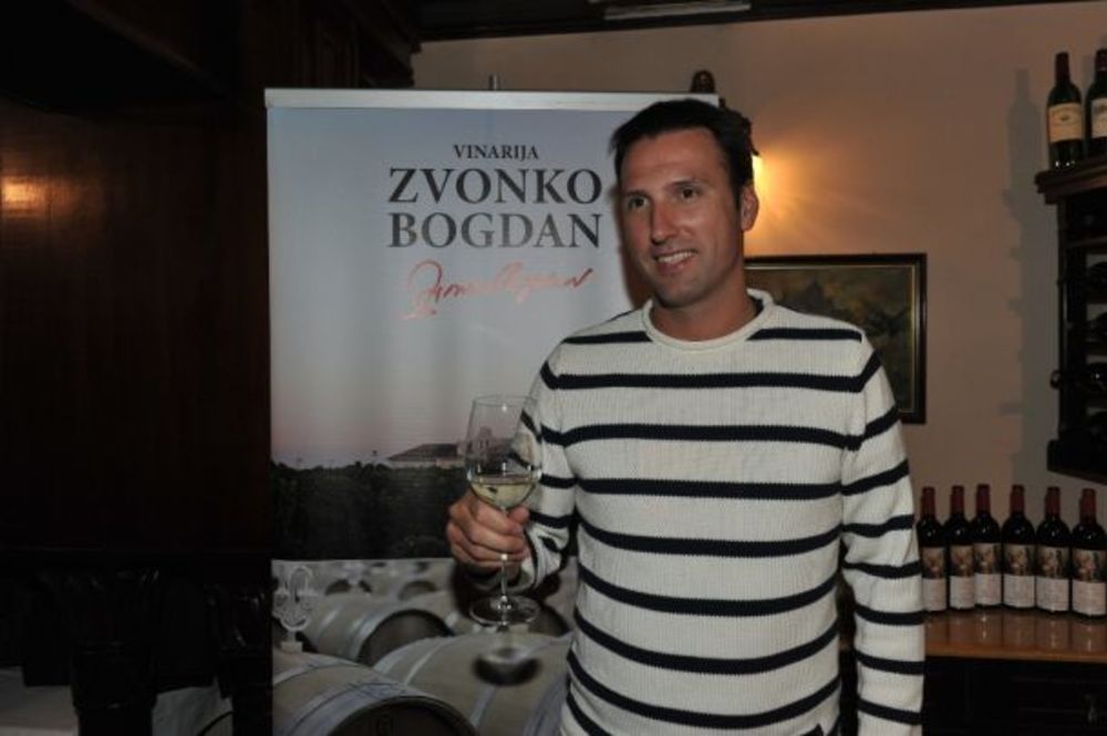 U restoranu Knez Konak u Beogradu sinoć je održana promocija novog vina vinarije Zvonko Bogdan Cuvee No.1. Promociji su prisustvovali proslavljeni košarkaš Dejan Bodiroga, ministar životne sredine, rudarstva i prostornog planiranja u Vladi Srbije Oliver Dulić,