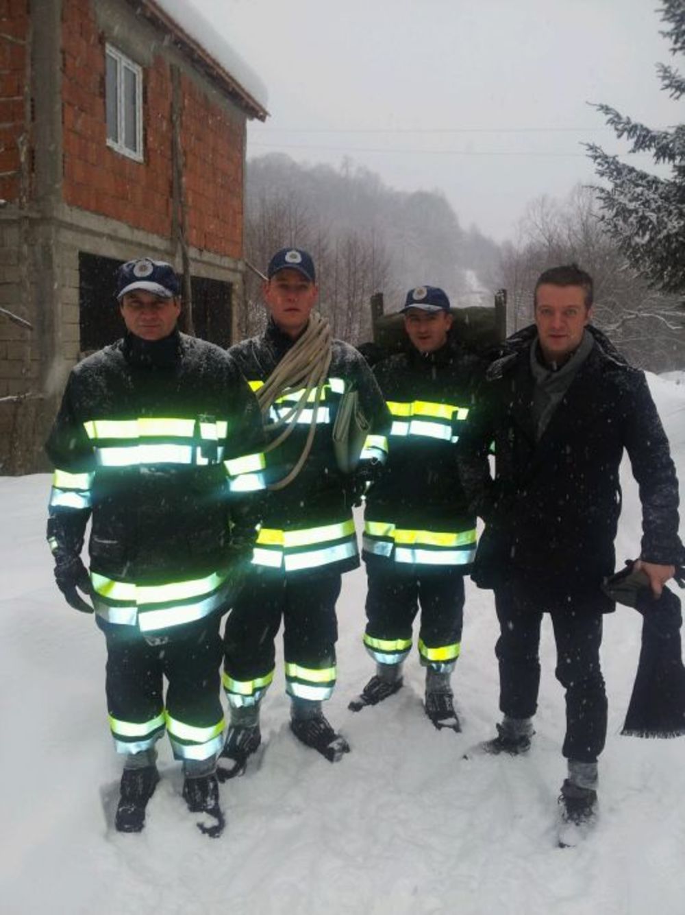 I dok priprema priloge za novu sezonu svoje autorske emisije Dosije, zaštitno lice TV Prva, novinar Mašan Lekić samoinicijativno je odlučio da provede jedan dan sa spasilačkom ekipom na zavejanoj Vlasini. Mašan je snimio interesantnu reprotažu za informativnu